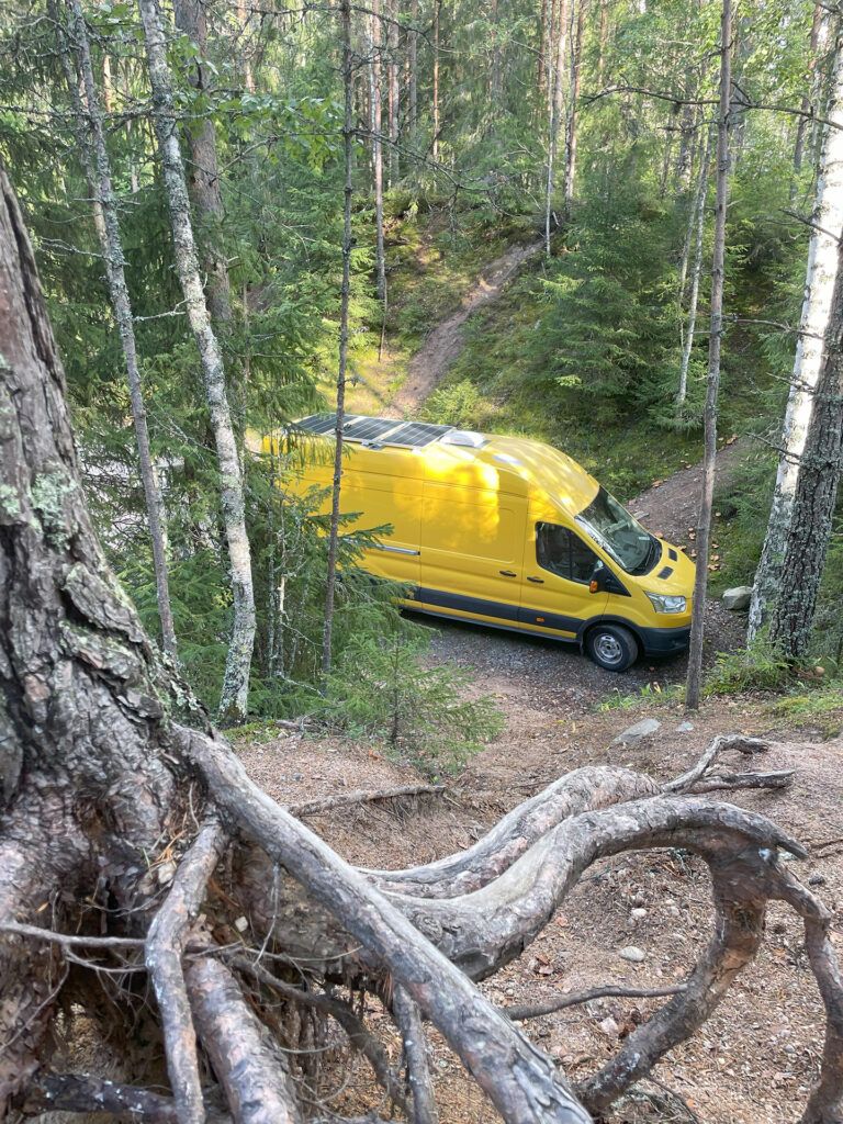 Keltainen retkipaku luonnon helmassa ylhäältä kuvattuna