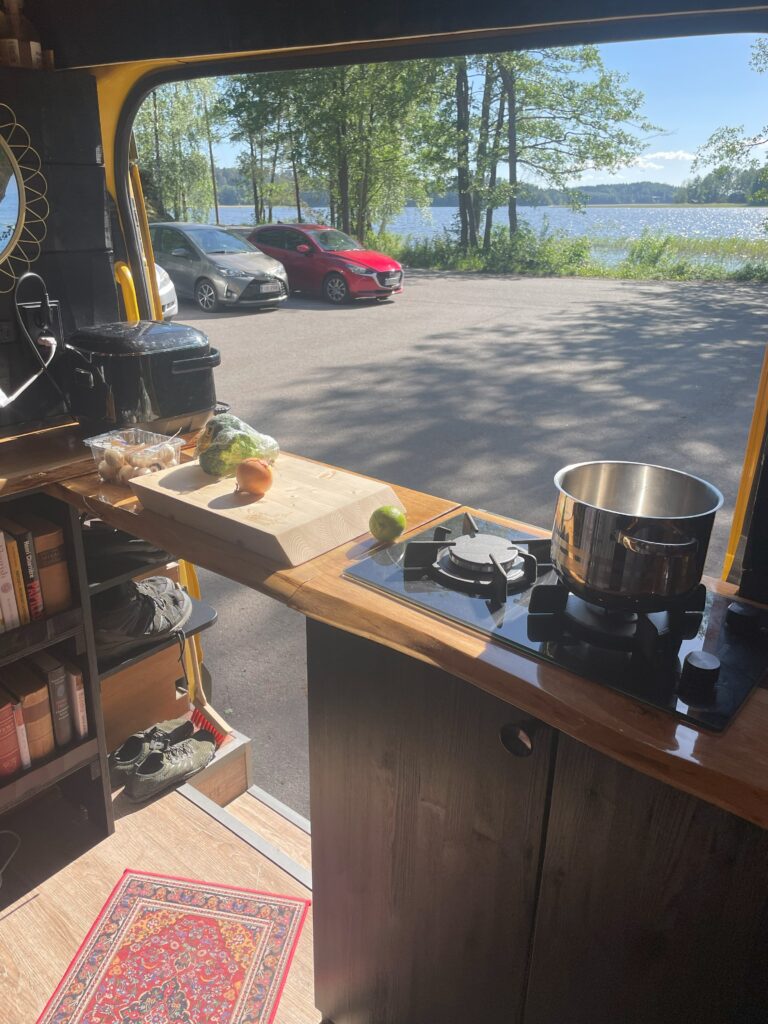Kuva retkipakun sisältä ja ruuan valmistusta