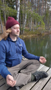 Mindfulness verkkokurssi mies meditoimassa Mindfulness verkkokurssi mies meditoimassa luonnossa
