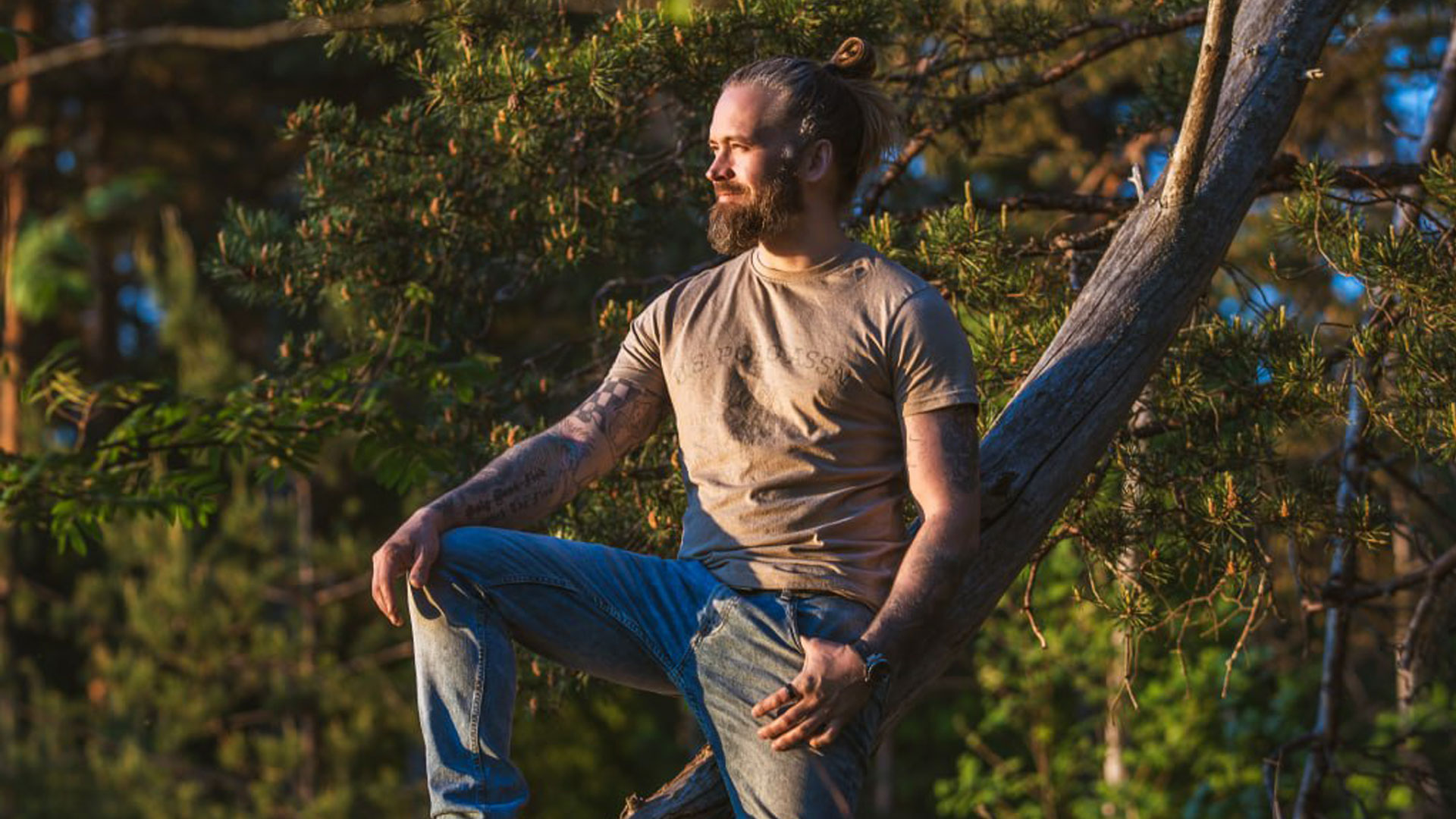 Lauri Nieppo ohjaamassa meditaatio retriittiä